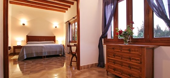 hort_3_cames_-_bedroom_1-2_2400x1600.jpg Villa rentals in Mallorca