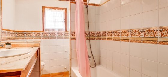 joan_-_bathroom_2-1_2400x16001.jpg Book a villa holiday in Pollensa