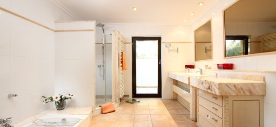 llop_-_a_bathroom_1-1.jpg Villa holidays in Spain