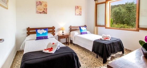 oliver_-_bedroom_2-1_18_2400x1600.jpg Book a villa holiday in Balearic Islands