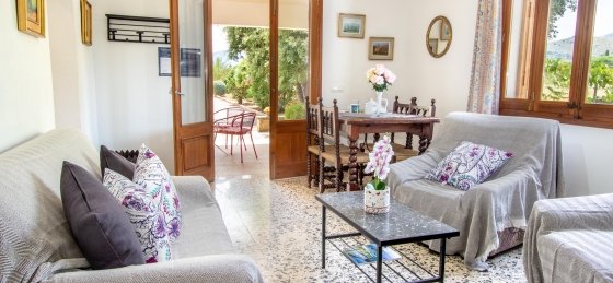 oliver_-_saloon_2_18_2400x1600.jpg Book a villa holiday in Spain