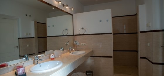 bathroom_with_shower.jpg Villa rentals in Marbella