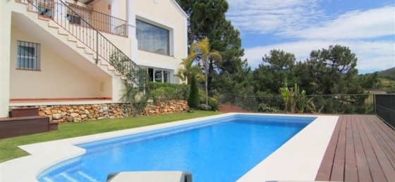 pool_to_villa_2.jpg Holiday home in Marbella villa booking