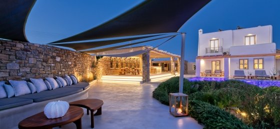18_lounging_in_the_garden_dusk_time.jpg Villa holidays in Mykonos