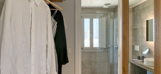 23_master_wardrobe_bathroom_top_floor.jpg Villas in Greece