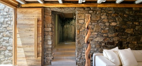 41_entrance_to_guest_house_and_access_to_bathroom.jpg Book a villa holiday in Mykonos