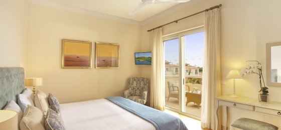 linked_villa_-_master_bedroom.jpg Villa holidays in Monte Rei Golf & Country Club