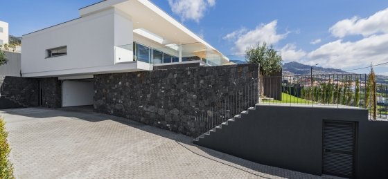 35_ourmadeira_villas_in_madeira_ocean_panorama_garage_and_access.jpg Villas in Madeira