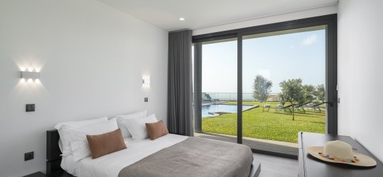 ourmadeira_villas_in_madeira_-_ocean_sunset_villa_-_bedroom_2.jpg Book a villa in Funchal