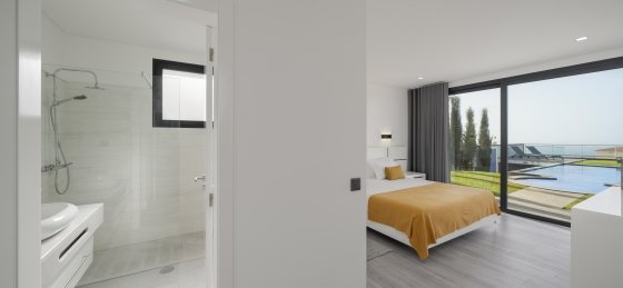 ourmadeira_villas_in_madeira_-_ocean_sunset_villa_-_materbedroom_and_toilet.jpg Book a villa in Madeira