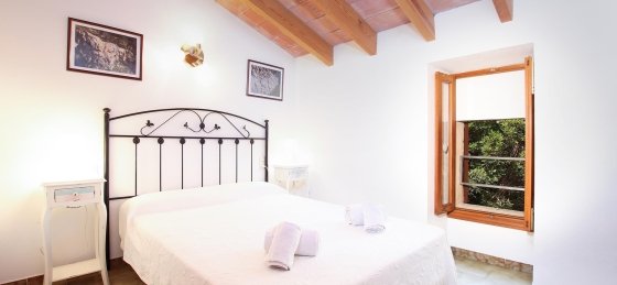 alordes_-_bedroom_4-1_2400x1600.jpg Holiday home in Mallorca villa booking