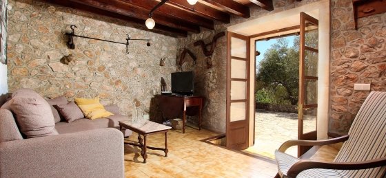 alordes_-_saloon_01_2400x1600.jpg Book a villa in Mallorca