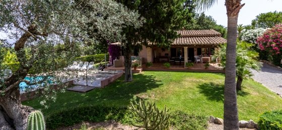 alzina_-_swimming_pool_9_18.jpg Book a villa holiday in Balearic Islands