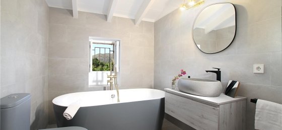 crever_-_bathroom_1-1_2400x1600.jpg Villa holidays in Pollensa