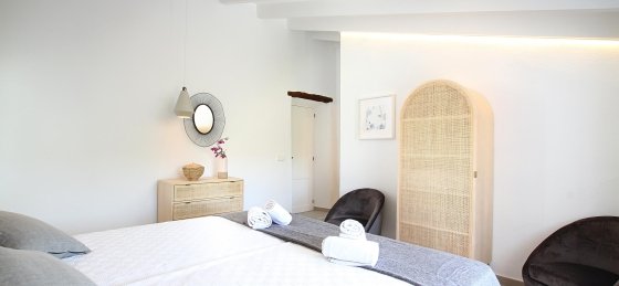 crever_-_bedroom_1-1_2400x1600.jpg Book a villa in Mallorca