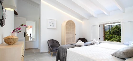 crever_-_bedroom_1-2_2400x1600.jpg Book a villa in Pollensa