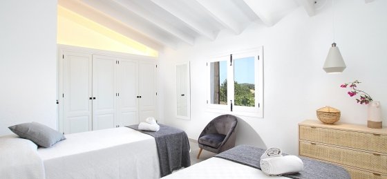 crever_-_bedroom_4-1_2400x1600.jpg Book a villa in Pollensa