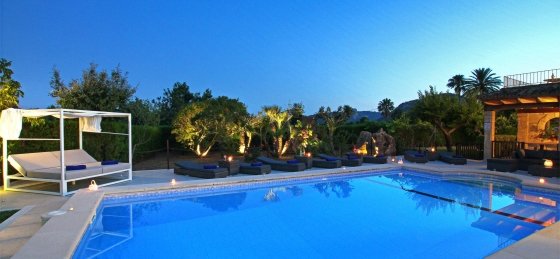 crever_-_swimming_pool_a_11_ns_2400x1600.jpg Book a villa in Balearic Islands