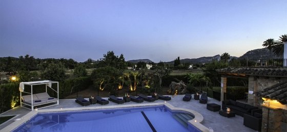 crever_-_swimming_pool_a_13_ns_2400x1600.jpg Villa holidays in Balearic Islands