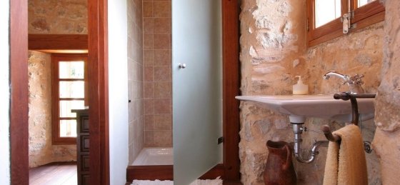 guillo_-_bathroom_2-1_2400x1600.jpg Book a villa holiday in Mallorca