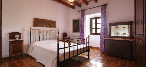 guillo_-_bedroom_4-2_2400x1600.jpg Book a villa in Pollensa