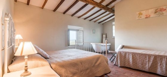 lo_bedroom_2.jpg Villa holidays in Italy