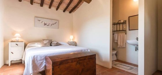 lo_bedroom_7.jpg Villa rentals in Tuscany