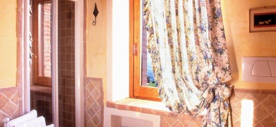 lo_moraiolo_bagno_1.jpg Villa holidays in Perugia