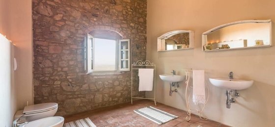 lo_suite_1_bath.jpg Holiday villas in Tuscany