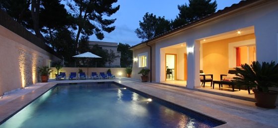 medina_-_swimming_pool_01_ns_2400x1600.jpg Book a villa in Cala San Vicente