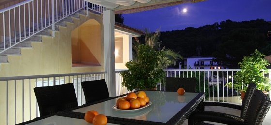 medina_-_terrace_pergola_01_ns_2400x1600.jpg Holiday villas in Spain