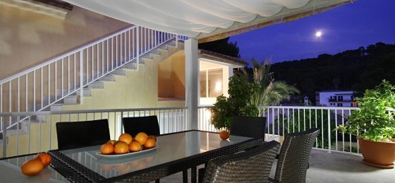 medina_-_terrace_pergola_02_ns_2400x1600.jpg Villa rentals in Mallorca