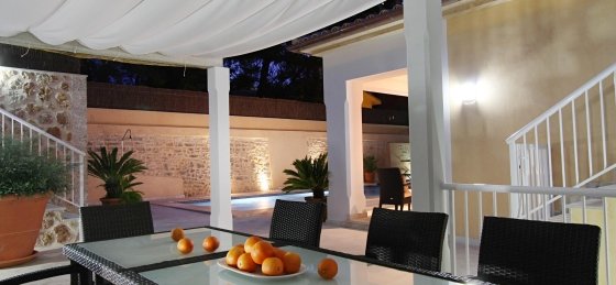 medina_-_terrace_pergola_03_ns_2400x1600.jpg Book a villa in Cala San Vicente