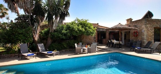 tia_-_swimming_pool_01_2022_2400x1600.jpg Villa rentals in Mallorca