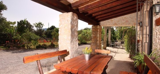 tia_-_terrace_05_2022_2400x1600.jpg Book a villa holiday in Mallorca