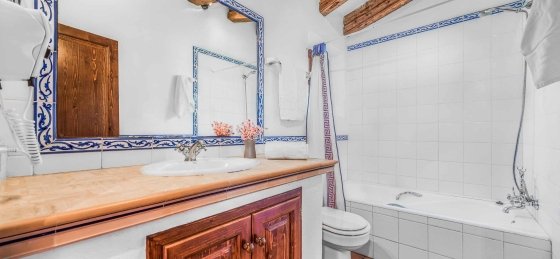 tomas_-_bathroom_1-1_2400x1600.jpg Villa in Mallorca to rent