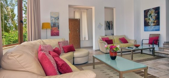 Book a villa in Coral Bay