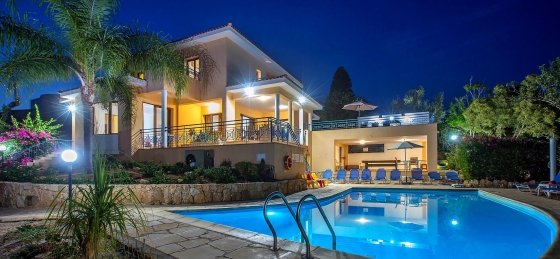 Book a villa in Coral Bay