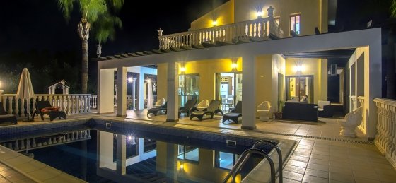 Book a villa in Coral Bay