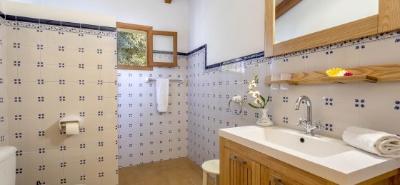 geroni_-_bathroom_2-1_2400x1600.jpg Holiday villas in Spain