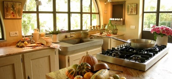 lo_01_gf_kitchen01.jpg Book a villa holiday in Tuscany