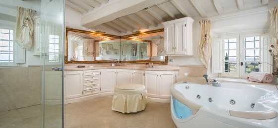 lo_32_bathroom_master_bedroom.jpg Book a villa in Tuscany