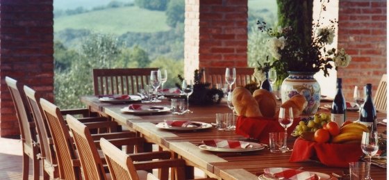 lo_cerretello_loggia_tavolo_allestito_red_check.jpg Book a villa holiday in Italy