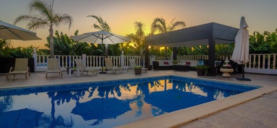 Book a villa in Coral Bay