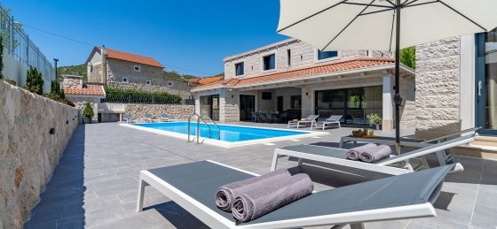 Villa holidays in Omis
