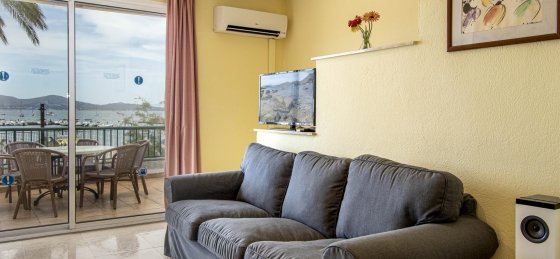 apt._daniela_-_saloon_2_2400x16002019.jpg Holiday home in Spain villa booking