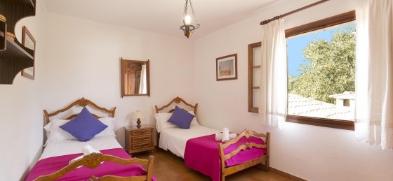 assumpcio_-_bedroom_2-1_2400x1600.jpg Villa holidays in Pollensa