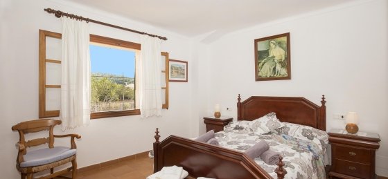 assumpcio_-_bedroom_3-1_2400x1600.jpg Book a villa holiday in Pollensa