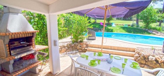 bbq_a_carvao_e_mesa_de_jantar_exterior_-_charcoal_bbq_and_outdoor_dining_table.jpg Holiday villas in Vilamoura