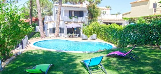 existem_espreguicadeiras_suficientes_para_todos_-_there_are_enough_sun_loungers_to_lay_around.jpg Villas in Portugal